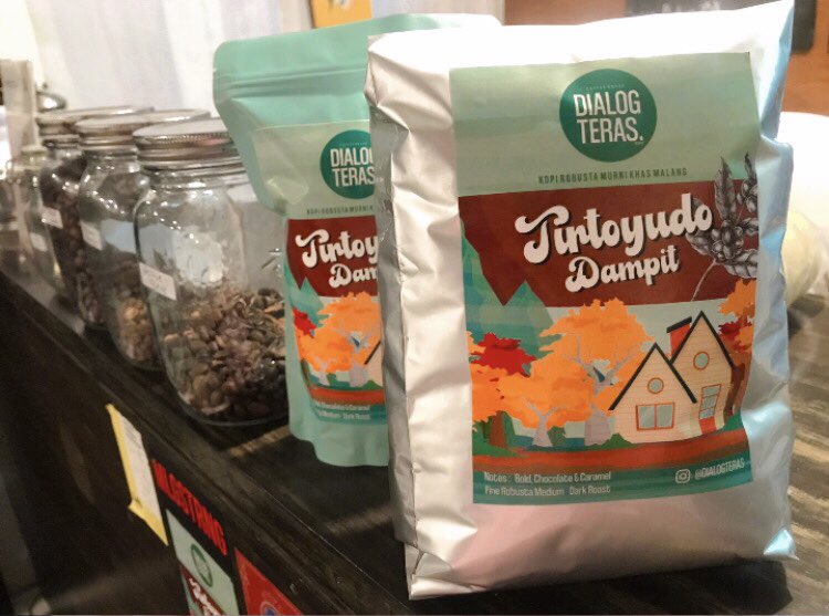 biibahutami's tweet photo. Yang kopi yang kopi, mau bentuk beans atau uda digiling bisa semua🔥
Robusta Dampit
250gr Rp 25.000
1kg beans Rp 75.000, giling Rp 80.000
Bebas request gilingan fine, medium, coarss 🤘🏻
#Coffeeshop #kopimalang #robustadampit #kopidampit https://t.co/HaaMG1W8B2