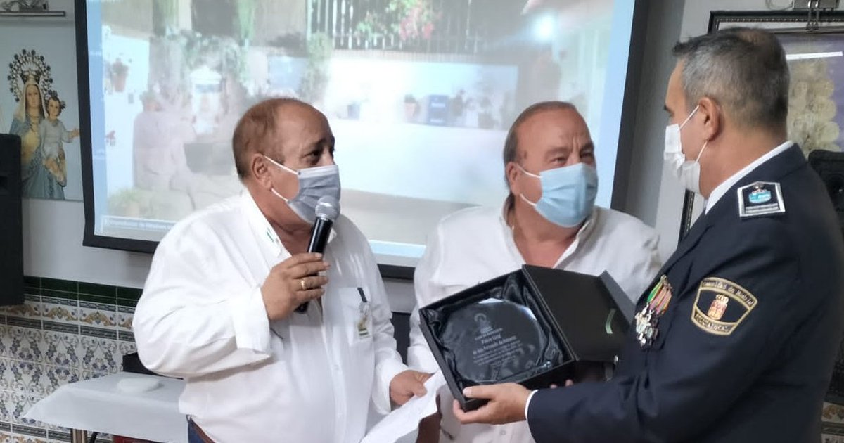 🔵🔵🔵
🔻RECONOCIMIENTO🔻
✔Ayer, #LaCasaDeAndalucia  en un emotivo acto entregaba a nuestro Subinspector-Jefe el reconocimiento de dicha asociación a la plantilla de la #PolicíaLocal de San Fernando de Henares por su servicio y entrega  durante la #Pandemia.
‼️GRACIAS‼️
#PLSFH