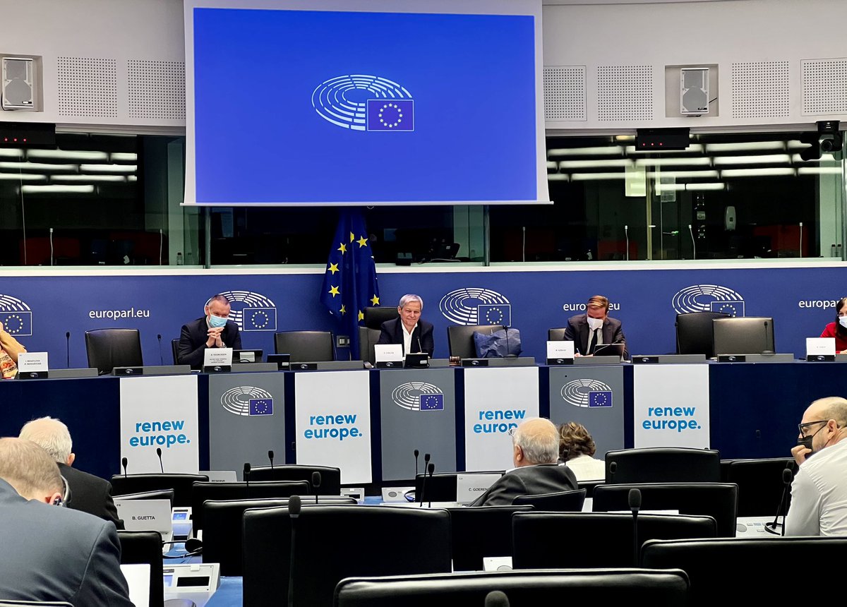 AlinMituta's tweet photo. Dacian Cioloș chairs the last meeting of Renew, before taking over his new role as president of USRPLUS in 🇷🇴

#Renew became under his leadership the most influential group in the #EP. 

Thank you, @CiolosDacian!🇷🇴🇪🇺 https://t.co/RLFbqKpJSv