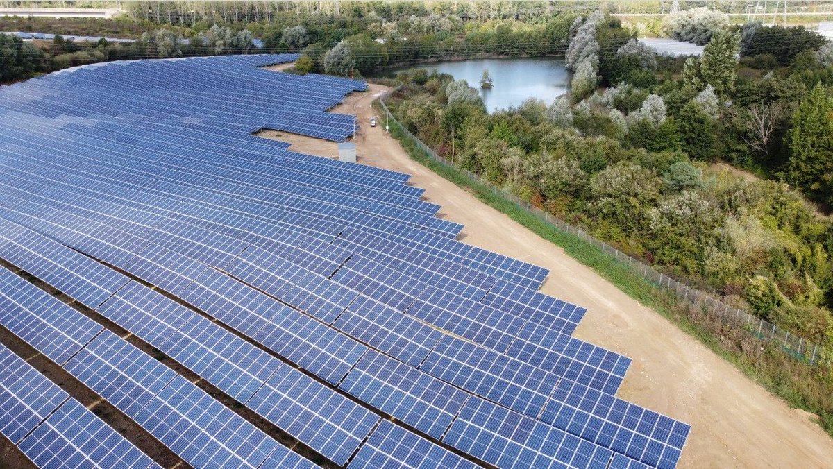 barbarapompili's tweet photo. Pour sortir des énergies fossiles et garantir notre sécurité d’approvisionnement, la transition énergétique passe par les énergies renouvelables.

☀️ Ici à Marcoussis, la nouvelle plus grande ferme solaire d’Ile-de-France fournira de l'électricité à 10 000 habitants. https://t.co/bWpjHPhBxm