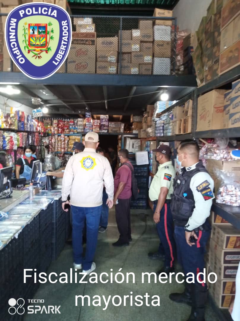 IAPML_Carabobo's tweet photo. Funcionarios de la policía municipal del libertador en compañía del SUNDDE se trasladaron al mercado mayorista para verificar que los comercios estén adaptando los precios al nuevo cono monetario para así garantizar la estabilidad económica de la ciudadanía https://t.co/whZdYz6Nab