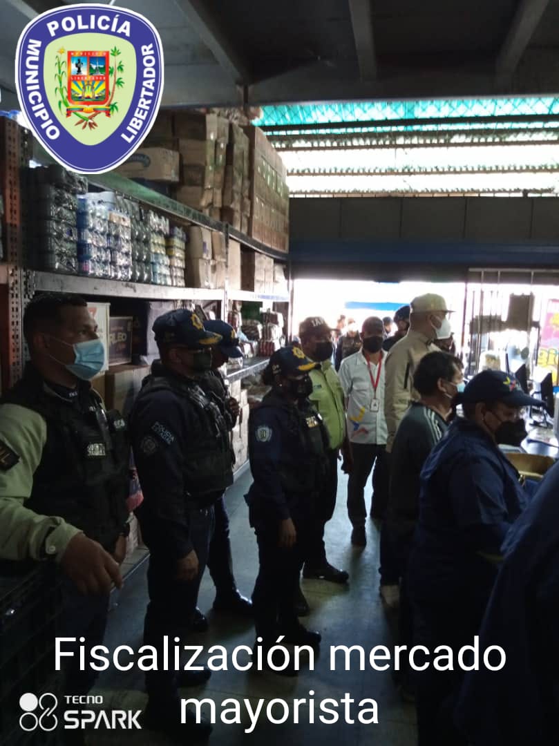 IAPML_Carabobo's tweet photo. Funcionarios de la policía municipal del libertador en compañía del SUNDDE se trasladaron al mercado mayorista para verificar que los comercios estén adaptando los precios al nuevo cono monetario para así garantizar la estabilidad económica de la ciudadanía https://t.co/whZdYz6Nab