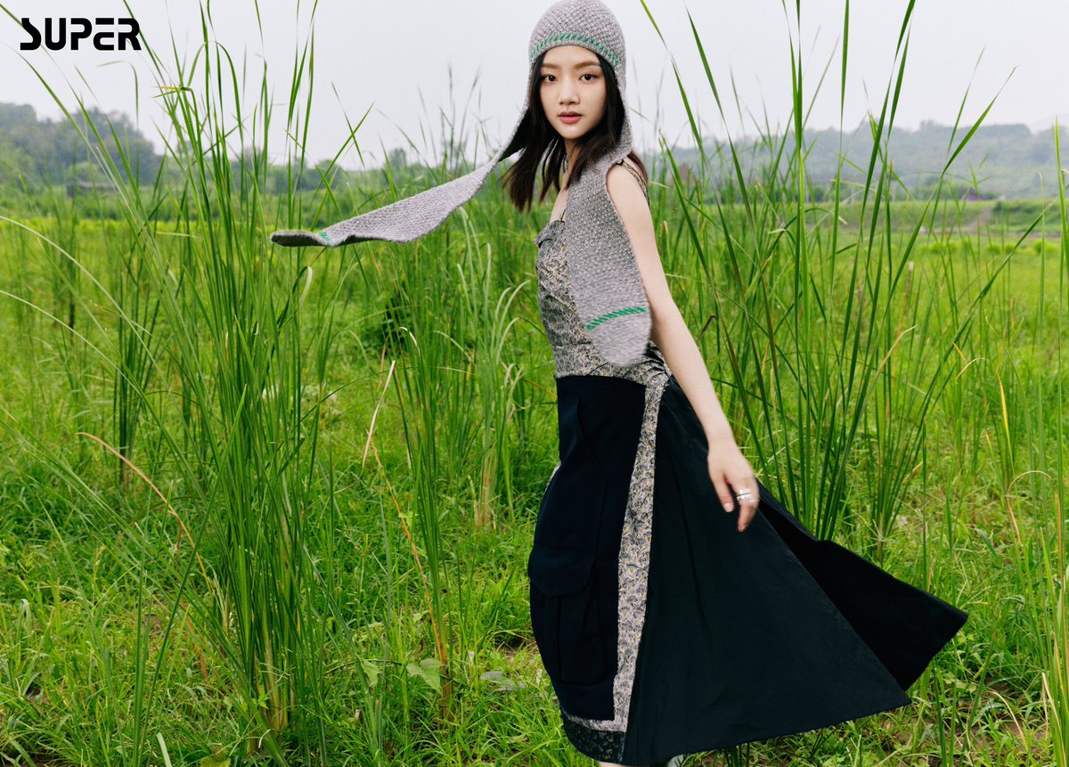 renminarchive's tweet photo. #RenMin for Super Magazine

“As a new generation young actress to get a foothold based on being spirited and her acting skills, Ren Min has an ‘objective rebellion, subjective maturity’ attitude.”

#任敏 https://t.co/XD7k9WojcF