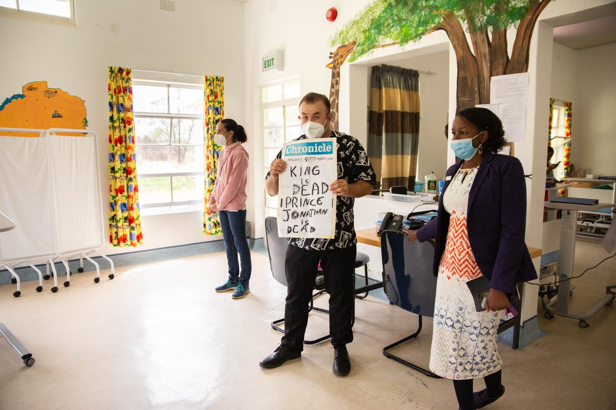 A new week, the same Good News!
Missionaries Mauricio and Anna volunteer to head up the initiative to share the Word with our patients in the ward and at out patient clinic every Monday! 

We thank God for the opportunity to share the gospel the same place where healing happens!