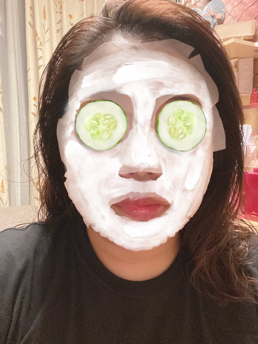 CococaratH's tweet photo. 今日はこのパックしながら下半身のストレッチ？
足パタンパタンさせる骨盤の位置整えるというやつやらをやる…

サプリのおかげで、最近肌の調子が良いとかお客さんに吹聴した途端、鼻のど真ん中に巨大ニキビができたんだが。

オイー

説得力無いw

コラーー

と言う訳で慌てて集中ケア

#おやすみ https://t.co/PX6jth0Gic