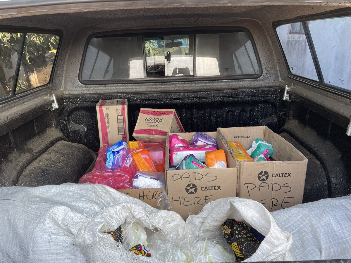 The back of the car is full of Pads 😂

Sacks and sacks of Reusable Pads and underwear by <a href="/PadUp6/">Pad_Up</a> 🙏 ♥️ 

MY DAD: Hawu Mapho, manje sithwale njani amagokoko ethu sekugcwele imiqamelo yabomama emuva kwemota 😂🤣

Imiqamelo yabomama pho tate 🤣🤣🤣

#BuyAPad