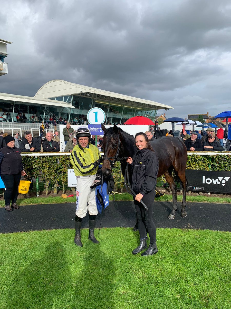 WINNER! Too Friendly gets off the mark over hurdles at the first time of asking under a power packed ride from <a href="/harryskelton89/">Harry Skelton</a> in the Juvenile Hurdle <a href="/stratfordraces/">Stratford Racecourse</a>. Congratulations to his owners The Gredley Family and to Izzy who looks after him at home #TeamSkelton
