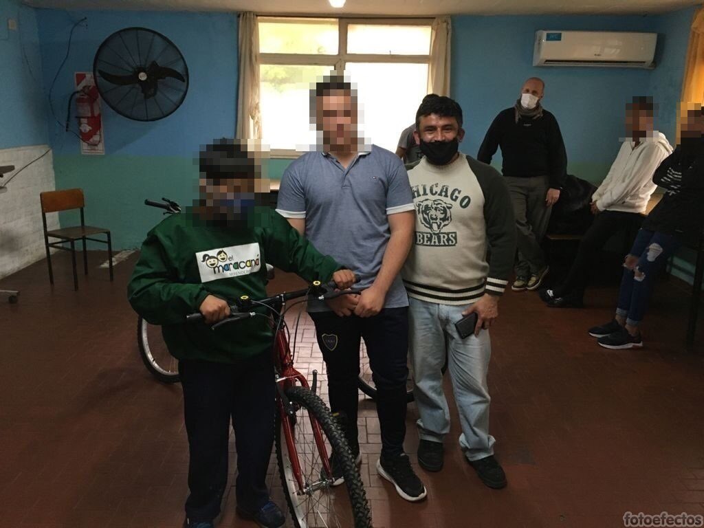 FundacionCrear's tweet photo. El 30/9 jóvenes del Centro de Contención Dolores entregaron a niñes de la Escuela Especial 501 y del Merendero El Maracaná bicicletas armadas con sus propias manos en el Taller de enseñanza del oficio de reparación y armado de bicicletas de Fundación Crear. https://t.co/ZXrdMSZQx2
