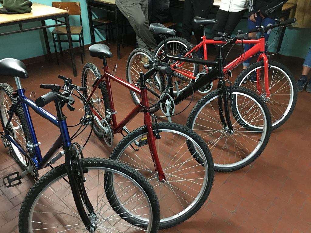 FundacionCrear's tweet photo. El 30/9 jóvenes del Centro de Contención Dolores entregaron a niñes de la Escuela Especial 501 y del Merendero El Maracaná bicicletas armadas con sus propias manos en el Taller de enseñanza del oficio de reparación y armado de bicicletas de Fundación Crear. https://t.co/ZXrdMSZQx2