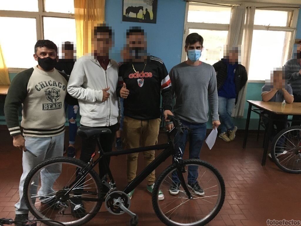 FundacionCrear's tweet photo. Pudimos percibir como la solidaridad y los sueños de los que menos tienen componen mensajes amorosos que asumen la forma de donación de bicicletas.Sonrisas enormes e intensas emociones de todes los que formamos parte de este gran equipo(SENAF, OPNyA, Centro de Contención y Crear) https://t.co/7nRfkFyQcJ