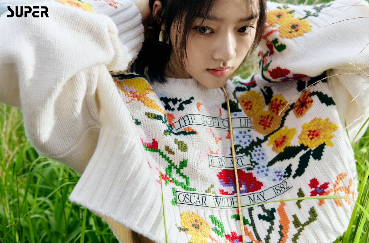 renminarchive's tweet photo. #RenMin for Super Magazine

“And the future journey that belongs to her is, to be able to be an independently shining star, and yet being able to play her own role in the splendid galaxy, working hard to sparkle.”

#任敏 https://t.co/GX81JY8Qzj