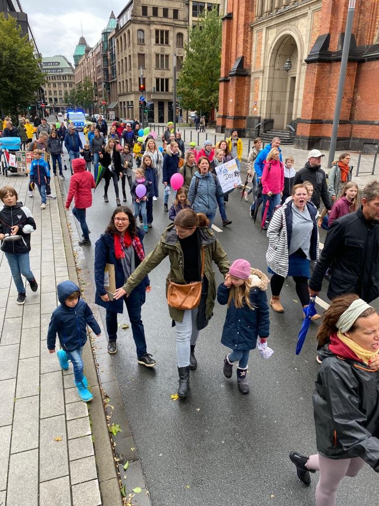 SinaMind1's tweet photo. Der Unterschied zwischen #BAS_Bots und der #kindertruppe ist ganz deutlich in 2 Pics zu sehen.
#IchBinEinMensch lädt zu Demos ein Bild 1 
#BAS_Bots laden zur Demo ein Bild 2
@BildungslandNRW @MAGS_NRW macht endlich die Augen auf! PS Wetternachteil von Bild berücksichtigen. https://t.co/t4sUMOa4KD