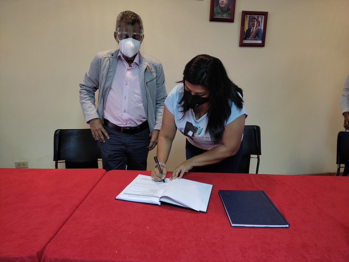 #Ahora | Se realiza la firma del acta de entrega, entre el presidente saliente de la Junta Administradora <a href="/oswaldotona/">oswaldotona</a> y la presidenta entrante Yessenia del Valle Lara de Lunar, quién asume la tarea y el compromiso de estar al frente del <a href="/IpasmeOficial/">Ipasme Oficial</a>.

#VacunaciónAbierta