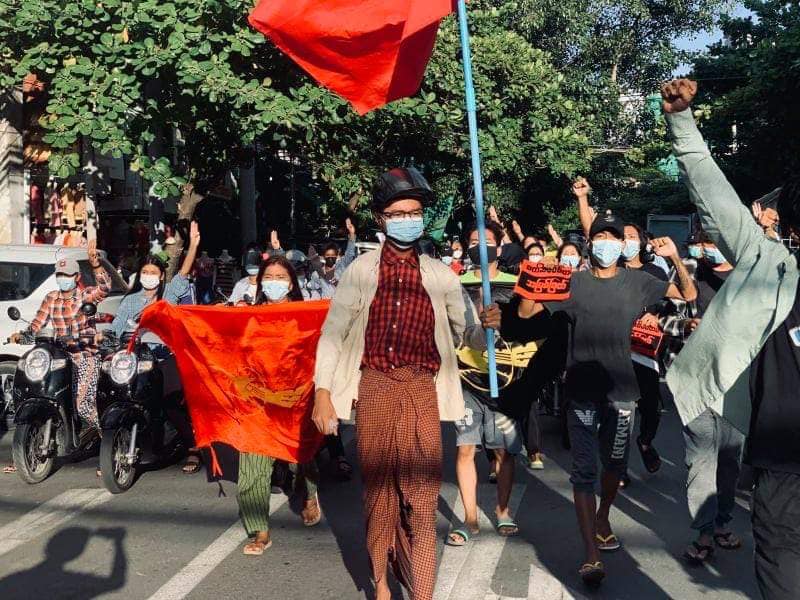 Myanmar_Now's tweet photo. တော်လှန်ရေးတိုက်ပွဲများ၏ ဗဟိုချက်ဖြစ်သော မန္တလေးဈေးချိုတော်အနီး ယနေ့ အောက်တိုဘာ ၄ တွင် မန္တလေးမြို့အခြေစိုက် တက္ကသိုလ်ကျောင်းသားသမဂ္ဂ (တကသ) များ သပိတ်စစ်ကြောင်းသည် တိုက်ပွဲဝင် သမဂ္ဂခွပ်ဒေါင်းအောင်လံတော်အား အမြင့်မားဆုံးလွှင့်ထူ၍ သပိတ် တိုက်ပွဲ ဆင်နွှဲခဲ့ကြသည်။ Photos - AMAA &amp; APM https://t.co/2Er0tdeGB2