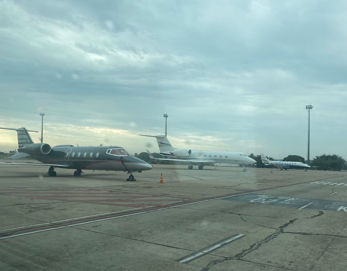 RoyalAvGroup's tweet photo. What a line-up! Can you guess the airport? 

We’ll give you one clue 🇧🇷 

#RoyalExperience #LuxuryTravel #privateAviation #GroundHandling #TripSupport #AviationFuel https://t.co/4vNkeemKwl