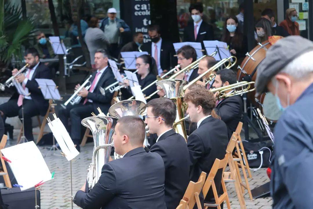 bandabeade's tweet photo. Imaxes do concerto de onte, xa que o tempo nos deixou realizar o concerto. #bandaBeade #bandaescolamúsicaBeade #Vigounmardebandas https://t.co/qA9EhS9Uoa