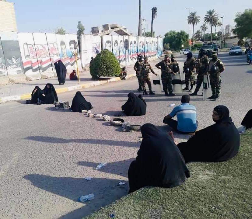 صورة مؤلمة لعوائل شهداء تشرين وهي معتصمة في ساحة الساعة بمحافظة الديوانية للمطالبه بحقوقهم وكشف قتلت ابنائهم #القصاص_من_القناص