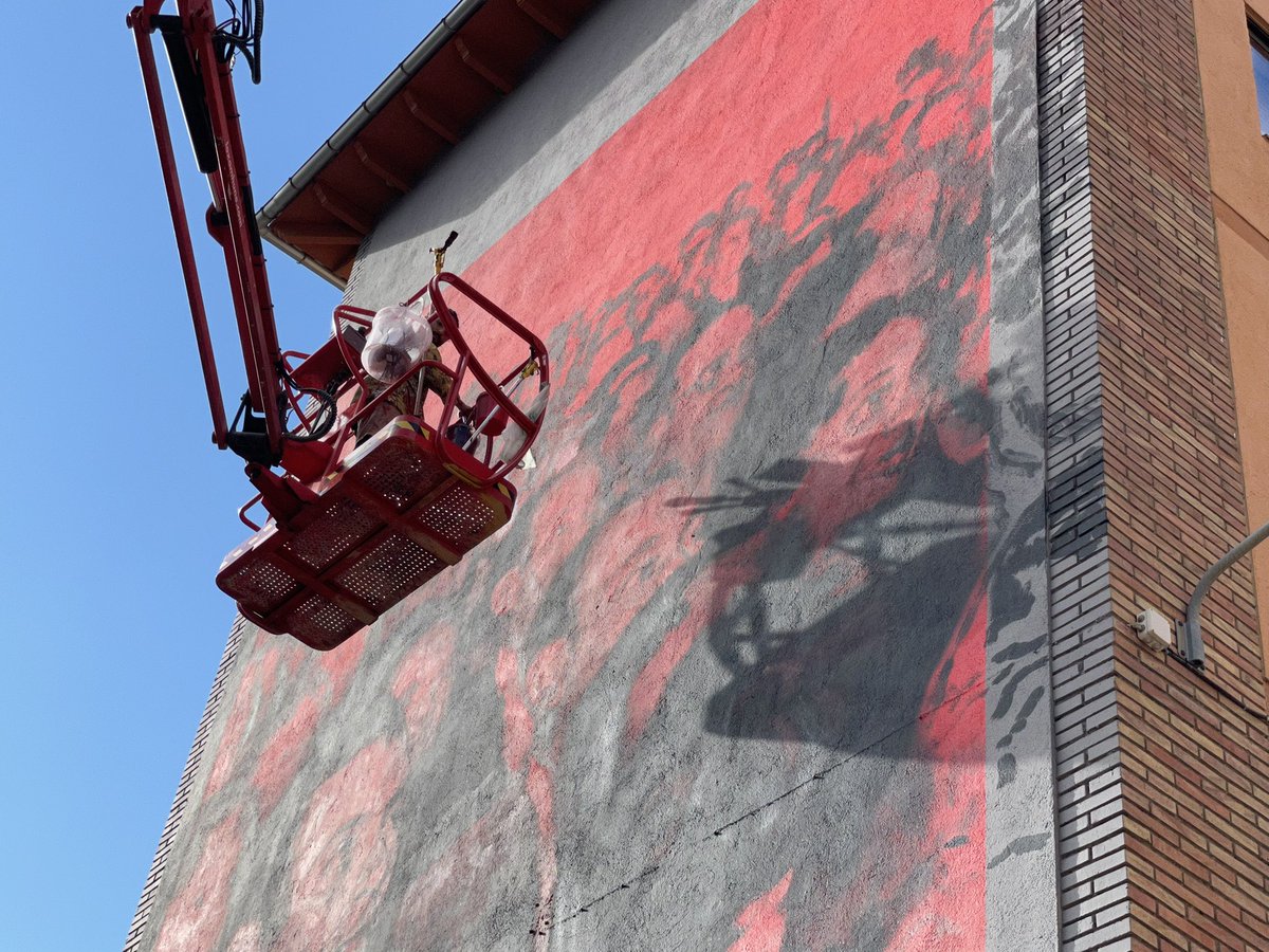 Aj_Ripoll's tweet photo. 🎨 Impressionant veure com va avançant el mural que l’artista internacional @AXELVOID està pintant a #Ripoll en el marc del Festival @MilestoneGirona! Un homenatge al Teatre Comtal que va agafant forma! 

#RipollperCompartir #RipollésCultura #Milestone https://t.co/HvAWvTfkOH