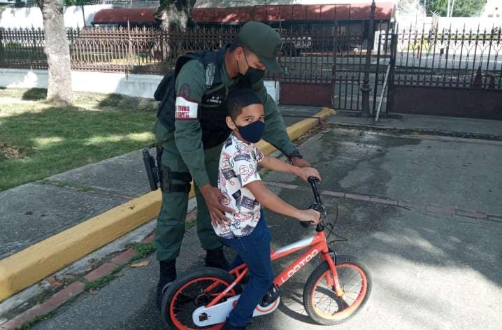 DesurTParaiso's tweet photo. #4Oct ¡Por amor a nuestro Pueblo!
Atendemos a nuestro pueblo Caraqueño, siguiendo las instrucciones de nuestro CJ .@NicolasMaduro.
#CZGNB43 https://t.co/HHy9lNUIZm