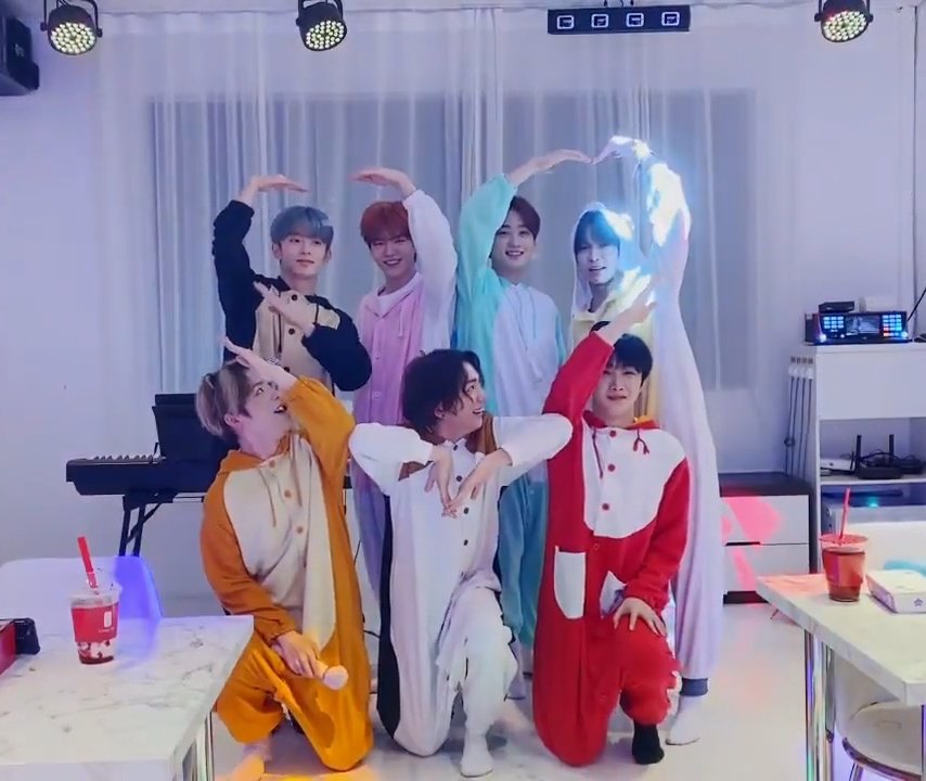 mji_chimchim's tweet photo. Love, verivery!!
#1000DAYSWITHVERIVERY
#지금부터_베리베리한지_천일째
#베리베리 #VERIVERY https://t.co/2Uo5SDmYvR