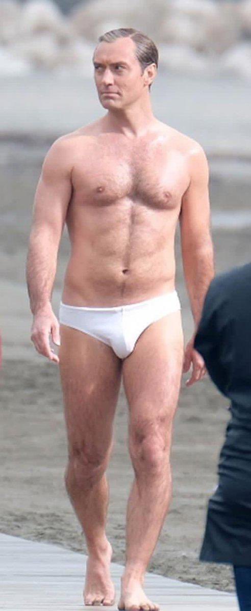 Randomly thought about Jude Law in a white speedo. pic.twitter.com/FZ7uY4Tv...