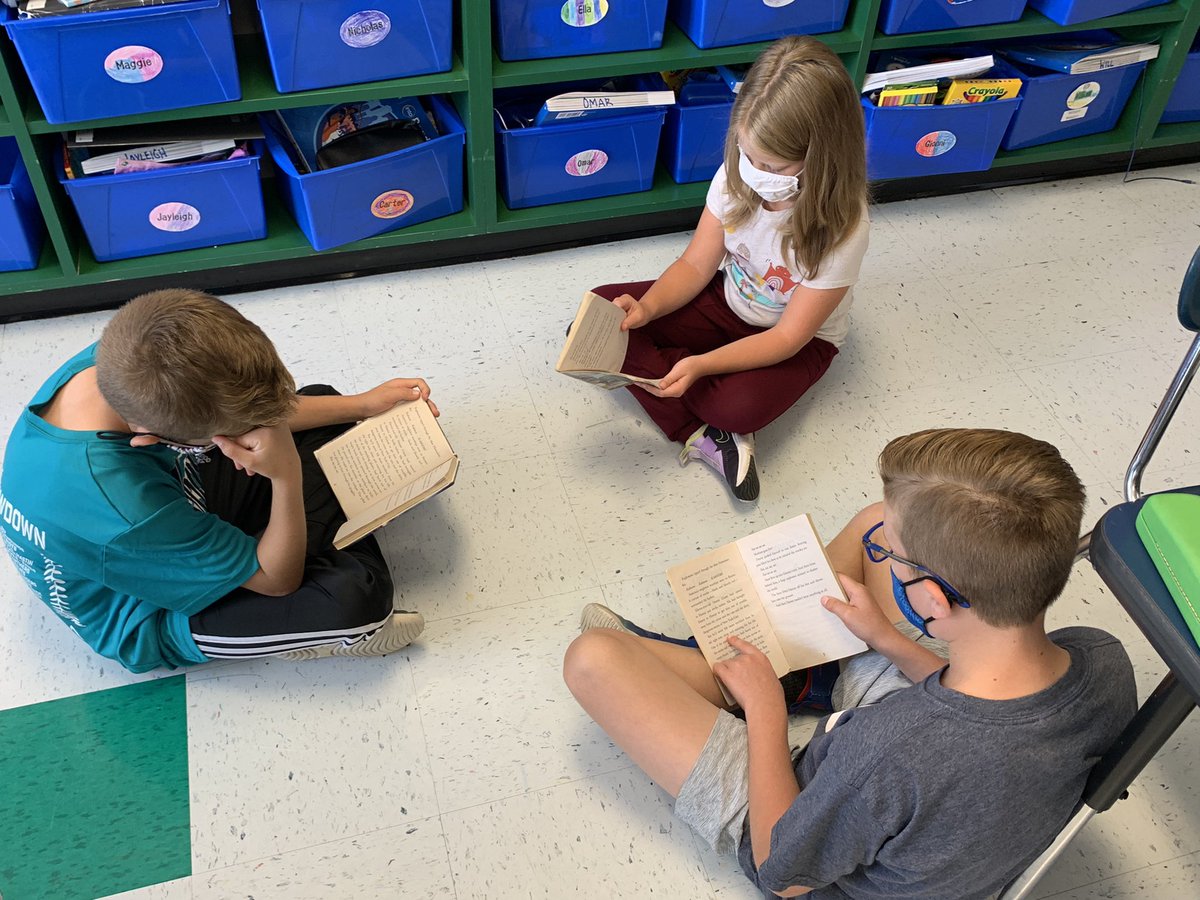 MrJacksonsWorld's tweet image. Some emoji writing, partner fluency practice, guided groups to focus on character, and I Survived book clubs on this rainy Monday! #fourthgrade