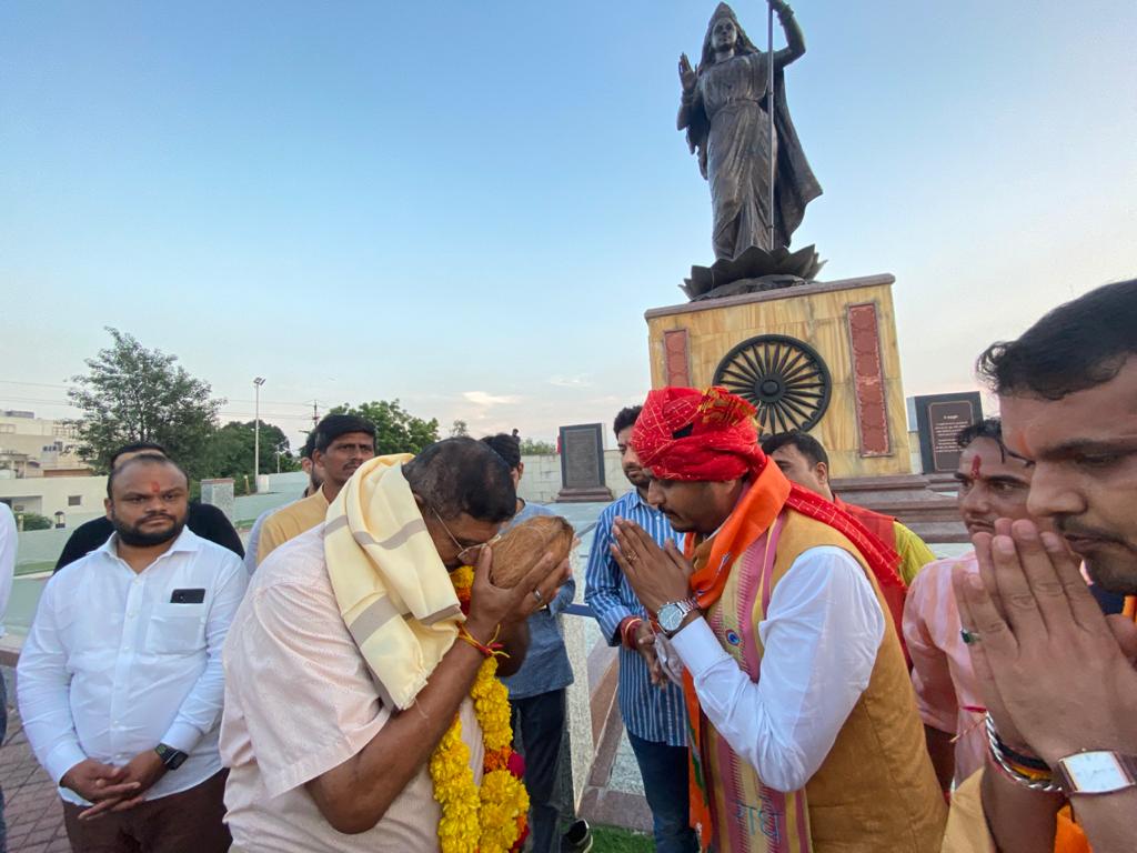 vaibhavpawarmp's tweet photo. भारतीय जनता युवा मोर्चा भोपाल द्वारा आयोजित 'सेवा और समर्पण अभियान, के अंतर्गत 'आजादी का अमृत महोत्सव' कार्यक्रम के तहत शौर्य स्मारक में अमर शहीदों को श्रद्धांजलि अर्पित की एवं शहीद सैनिकों के परिजनों का सम्मान किया।
#SevaSamarpan 
#AmritMahotsav https://t.co/r5HWo91x1s
