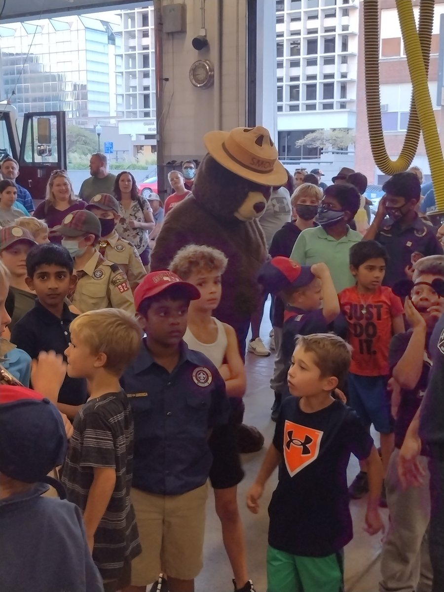 OmahaFireDept's tweet photo. We had some special visitors stop by Station 1 last week! Smokey Bear and some local scout troops stopped by for a station tour and to talk about fire safety.
#FirePrevention #FireSafety #OFDCares https://t.co/QPLsG5gRpa