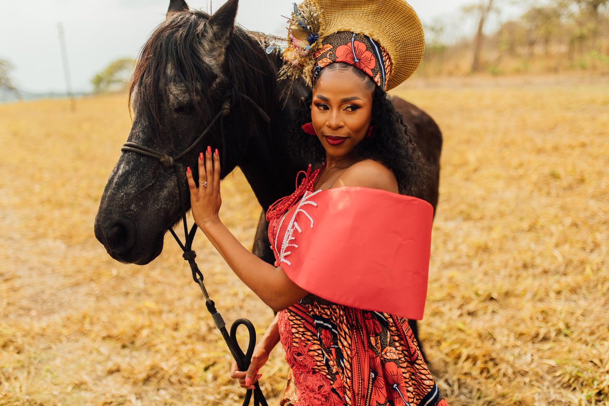 NadineAucamp's tweet photo. Can we just take a moment to admire @being_cindy 😍
I am so wowed by the experience of photographing her lobola celebration the past weekend in Mbombela https://t.co/iZnyukqees
