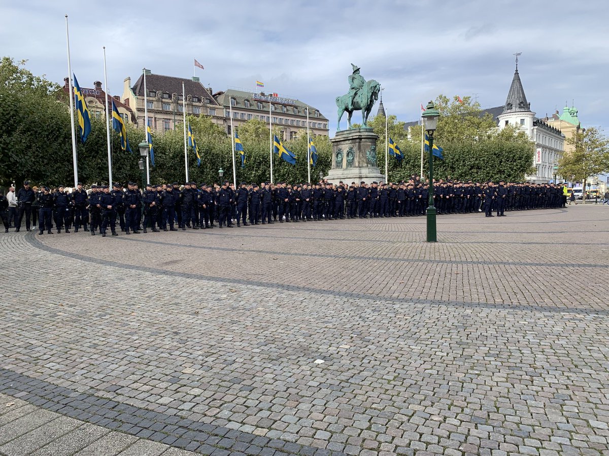 Arobertsmalmo's tweet photo. En tyst minut i Malmö idag för att hedrar poliserna som fick betala det yttersta priset för att skydda vår demokrati, rättssäkerhet och mänskliga fri och rättigheter vid olyckan på E4:an. Vila frid💙 https://t.co/KPyJEKsI08