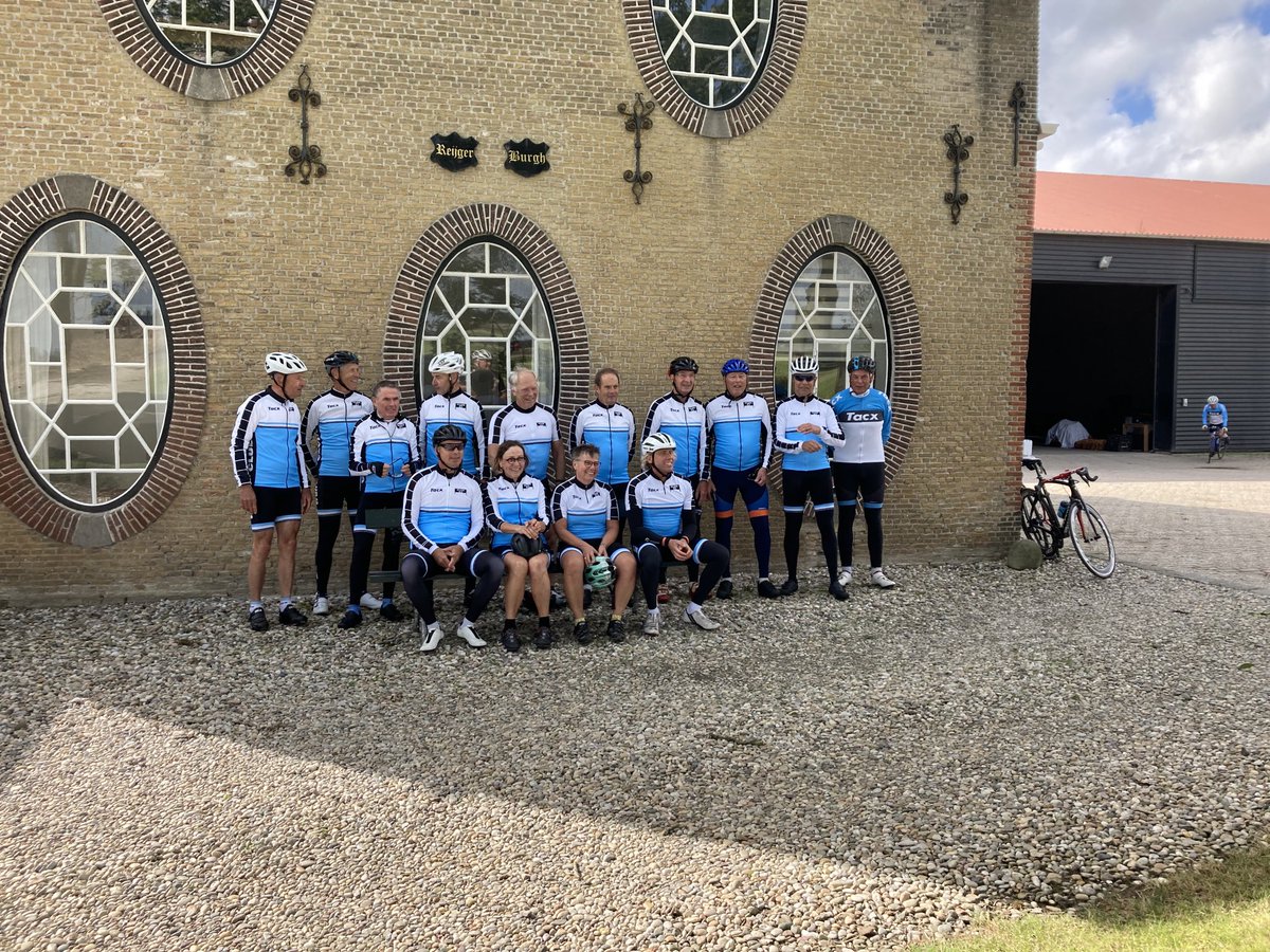 Met de club van 48 in het mooie, winderige Zeeland. Uitgenodigd door oud wereldkampioenen Tineke Fopma, Keetie van Oosten Hage en de gemeente Tholen. Hier bij het geboortehuis van Keetie. Ook aanwezig oa H Kuiper, E Breukink, M Boogerd, H Ponsteen, H Snoeijink, A Hassink en velen