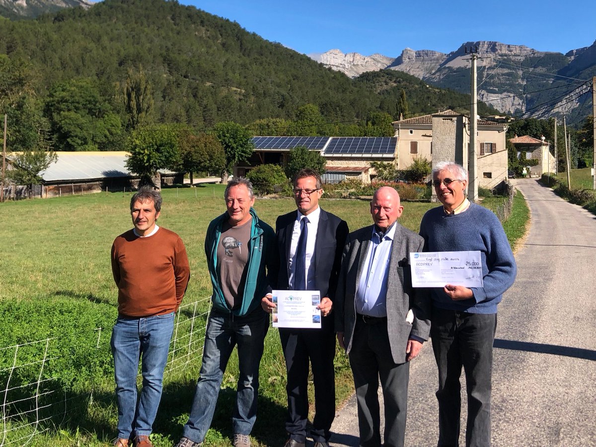 Nouvelle étape pour <a href="/acoprev/">ACOPREV Centrales Villageoises du Val de Quint</a>  avec l'entrée de la SEM <a href="/RhoneVallee/">EnergieRhôneVallée</a> à son capital. 
Jeudi, avec le 🌞, <a href="/HCoulmont/">HERVE COULMONT</a> son président et  l'équipe ACOPREV ont formalisé cette participation qui marque le début d'un nx partenariat pour les #circuitcourts de l'énergie en #Drome  #Ardèche.