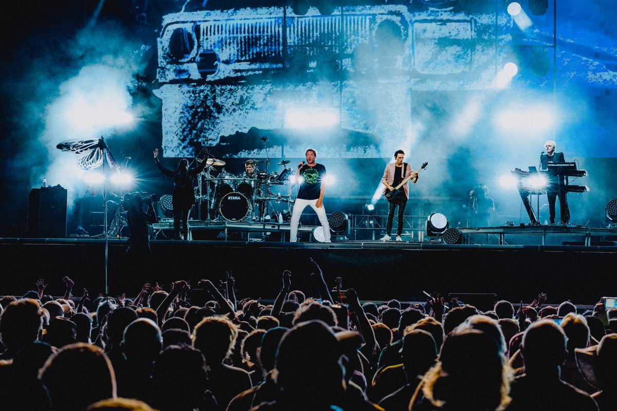 aclfestival's tweet photo. WOW. @duranduran closed out the Honda Stage last night at #ACLFest with a stunning performance. 🙌🙌

📸: Dusana Risovic and Chad Wadsworth https://t.co/vKSZYUKPX8
