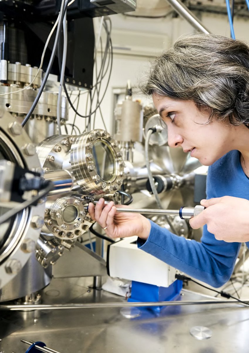 ESPCI_Paris's tweet photo. C'est quoi cette machine ? Réponse avec les chercheurs du Laboratoire de Physique et d'Etude des matériaux qui nous proposent une immersion dans leur labo à 19H en live sur Youtube!
On parlera notamment d'électrons et de matériaux quantiques ! #confexp
=> https://t.co/Gri8wNYylB https://t.co/PcelwC43EN