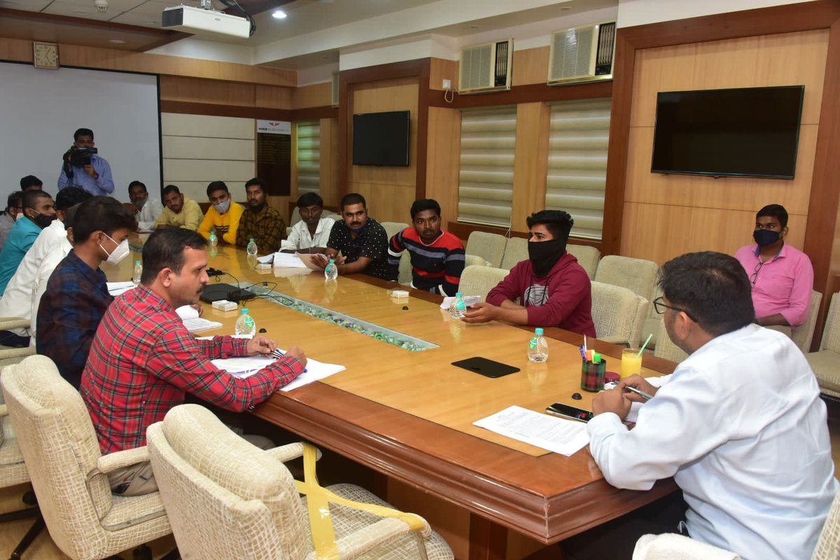 prajaktdada's tweet photo. विद्युत सहाय्यक पदाची यादी 2-3 दिवसांपूर्वी जाहीर झाली होती. काही विद्यार्थ्यांचा यादीतील काही मुद्द्यांवर आक्षेप होता. काही बाबतीत संभ्रमाचे वातावरण होते. आज मुलांच्या काही प्रतिनिधीबरोबर चर्चा करून त्यांच्या सर्व शंकांचे निरसन केले.
@NCPspeaks @supriya_sule
@Jayant_R_Patil https://t.co/yfd8AwL634