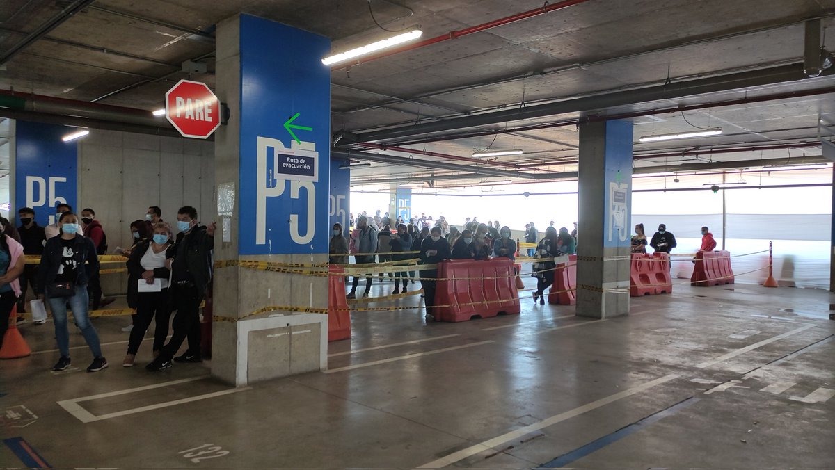 CrisDuranG's tweet photo. @SectorSalud Si hay segundas dosis de Moderna en el CC Plaza de las Américas. La espera está entre 2 a 3 horas. https://t.co/bZCypMqCVf
