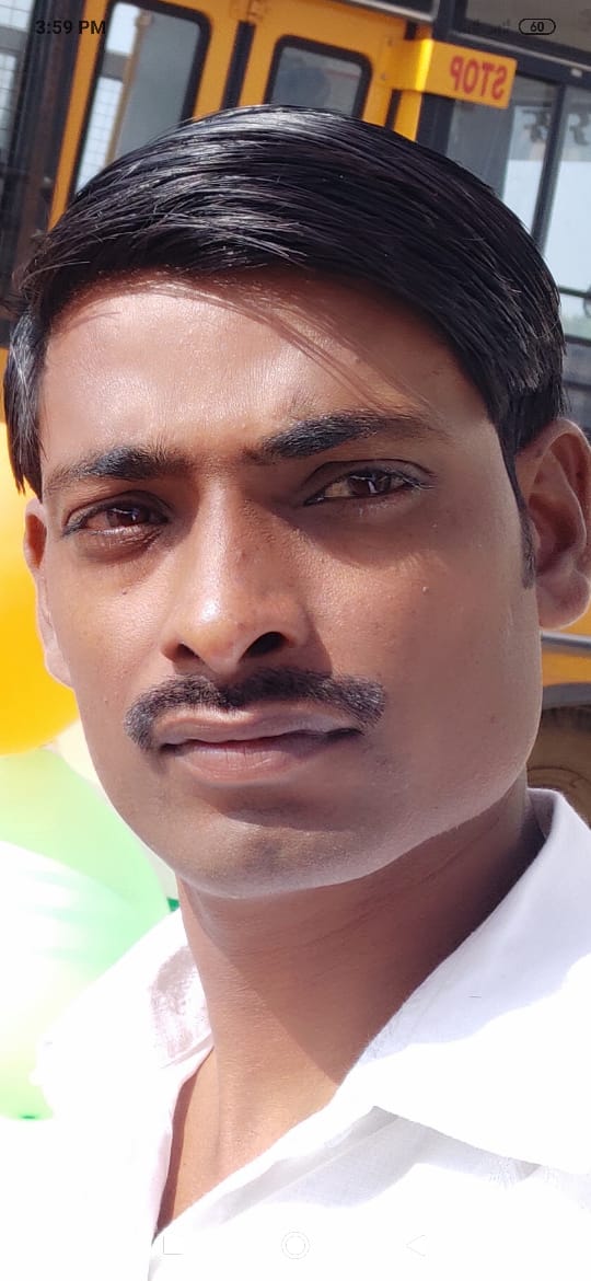 कुछ लोगों ने मुझसे कहा…
“बहुत बदल गया है तु”
मैने भी मुस्कुराकर कहा…
“लोगों के हिसाब से जिना छोड़ दिया है मैने.”