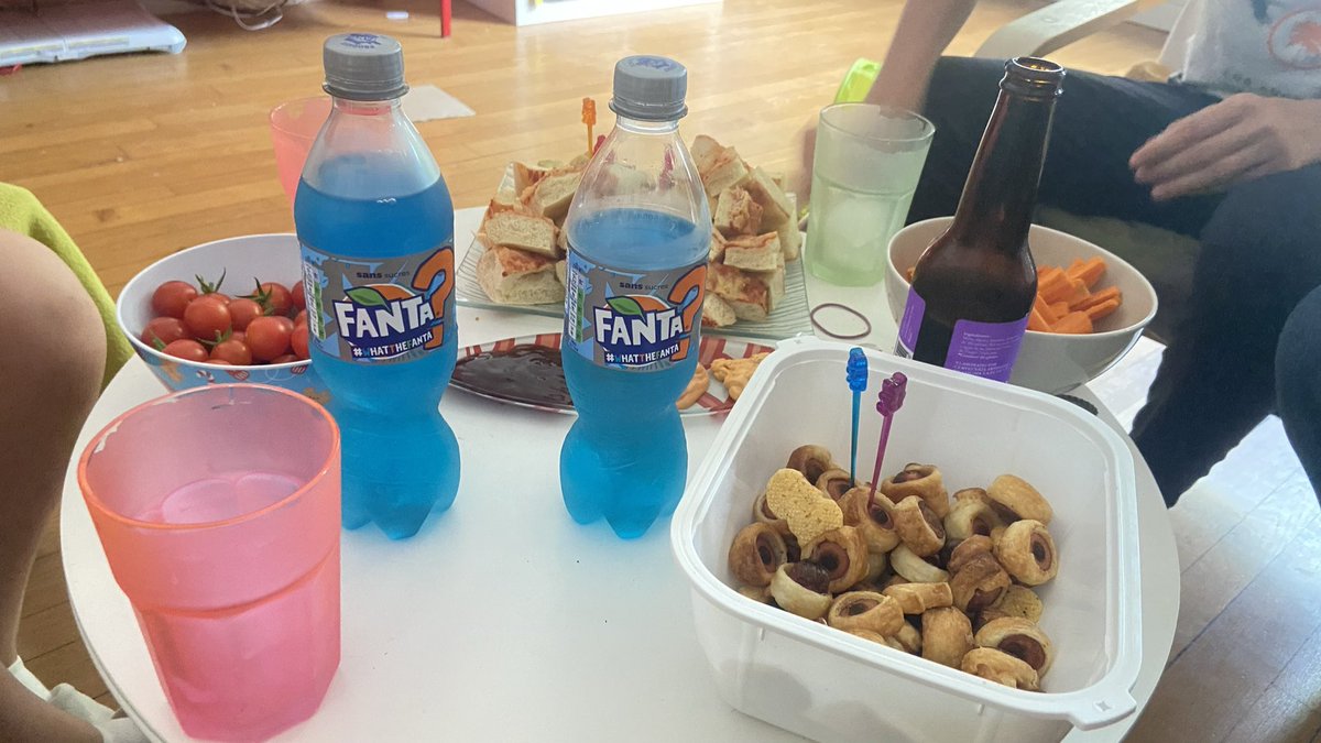 JAnonymagence's tweet photo. On a testé le nouveau Fanta et on a kiffé ! On cherche toujours le goût mystère … on suppose que c’est à base de myrtilles ! Wait n see ! #sampleo #whatthefanta https://t.co/ZozgFTbx7X