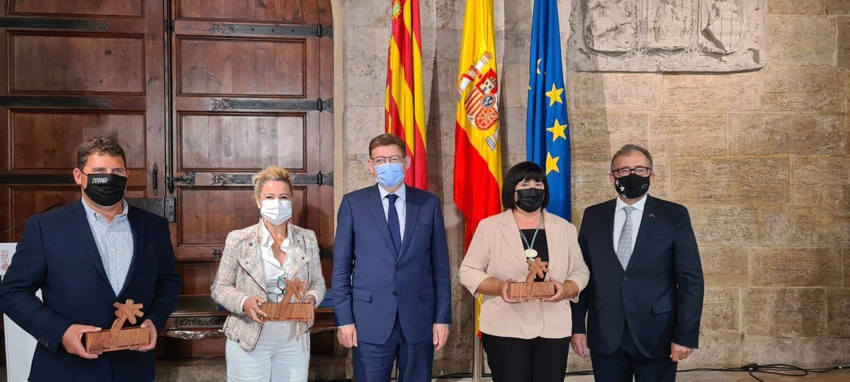 dipcas's tweet photo. 💬 @presidentjmarti ha recollit aquest matí al Palau de la @generalitat de mans del cap del Consell, @ximopuig, el guardó que acredita ‘Castelló #RutadeSabor’ com un dels grans projectes turístics de la Comunitat Valenciana.
ℹ https://t.co/ZXTVaQYJA9
#ReactivemTurisme https://t.co/nSz7dPdRuQ