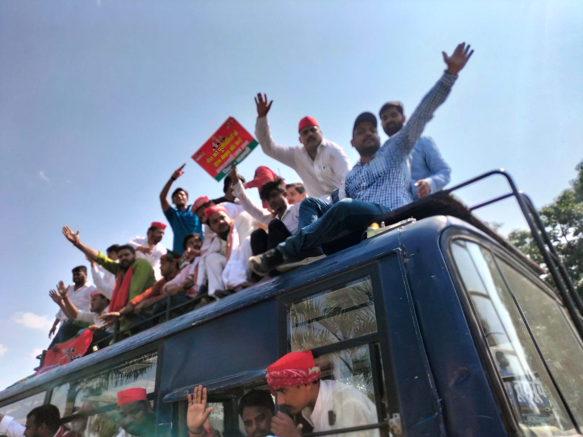 BachchaVikas's tweet photo. आज लखनऊ पूर्व मुख्यमंत्री राष्ट्रीय अध्यक्ष मा. अखिलेश जी को गिरफ्तार किये जाने के विरोध मे वाराणसी मे प्रदर्शन के दौरान गिरफ्तारी!
योगी तेरीतानाशाही नही चलेगी! https://t.co/Y80SyO8EY5