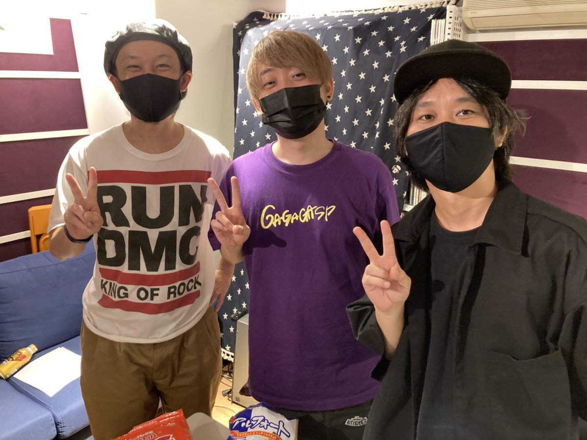choping_choping's tweet photo. 前田さんの2nd Album「ONE YEAR DIARY」にギターとして参加させていただきました🙇‍♂️
なんと前田さんとGONGON(ex.B-DASH)さんとのコラボ曲です🔥
他の曲も胸を打たれる良い曲ばかりです‼️
一生の宝物😭✨

#ワンイヤーダイヤリー
#コザック前田
#山本聡
#GONGON
#EndlessCircleのみんな
#ENDLESS_CIRCLE https://t.co/8HYrpI9bGQ