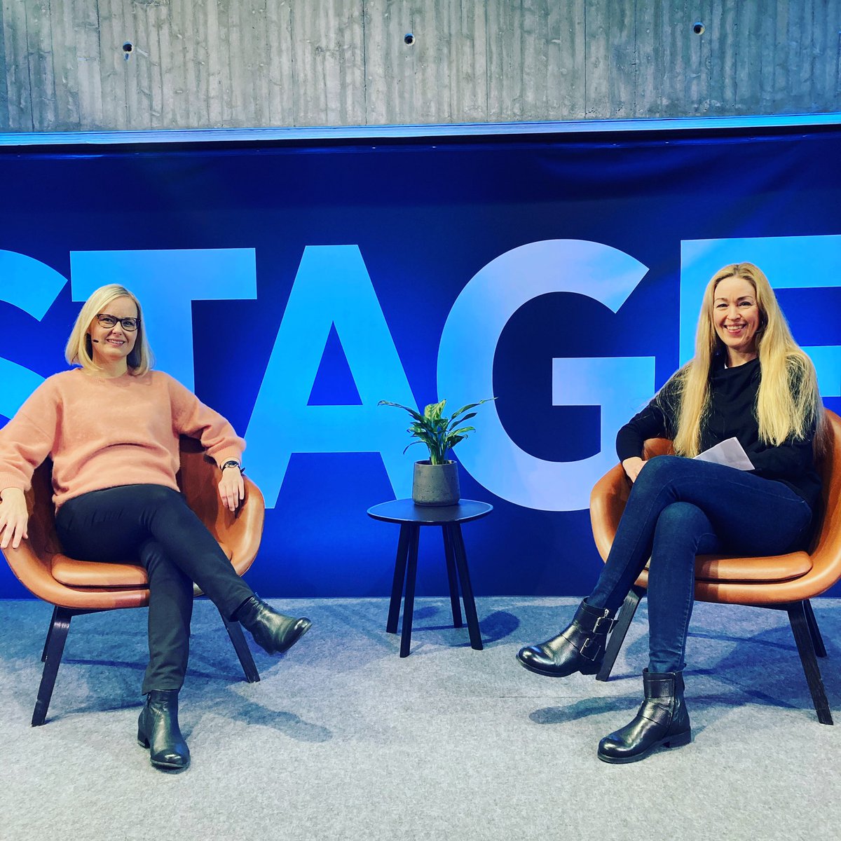 helsinkialumni's tweet photo. Ilmastonmuutos puhututtaa Helsinki Alumni Insightissa. Globaalit hiilidioksidipäästöt on saatava puoliintumaan nopeasti. Kaikkien maiden on osallistuttava ja kaikilla yhteiskunnan sektoreilla. #helsinkialumni @HanneleSKorhone @AnnikaDamstrom https://t.co/W1l2mSjM9S