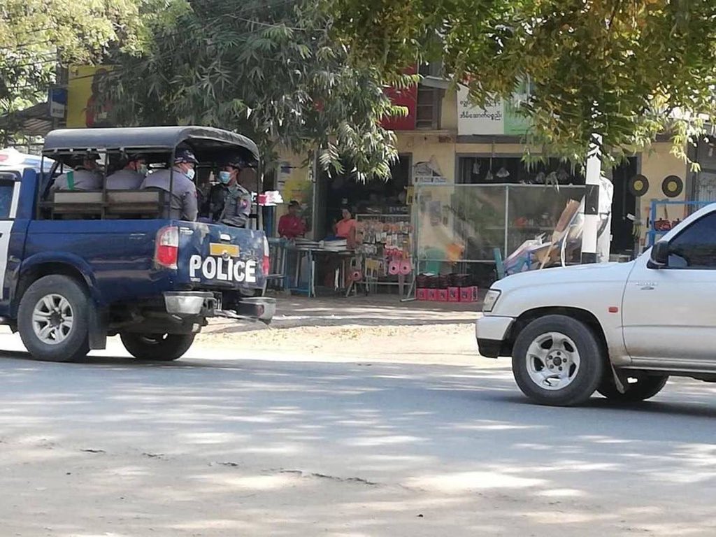 At least 3 passer-bys were violently Beaten & Abducted by Military Terrorists near a park in Shwethahtaykone ward, Myintar, Mandalay Region last night when terroirsts opened fire & inspected every passer-by. #WhatsHappeningInMyanmar  #Oct4Coup  https://t.co/rWfkJnZL0u