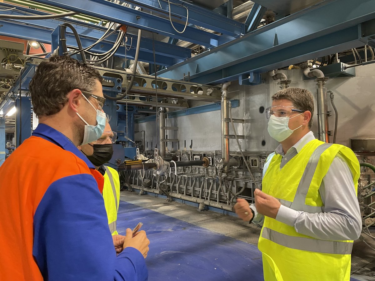 tomongena's tweet photo. Vandaag ging ik op #vokastage bij @AGCGlassEurope (vroegere Glaverbel) om productieproces van allerlei soorten glas van dichtbij te bekijken. We bespraken ook de uitdagingen vd sector, zoals hoge gasprijzen &amp; krapte op arbeidsmarkt. Bedankt @vokavzw voor deze interessante stage! https://t.co/SbepDqiybR