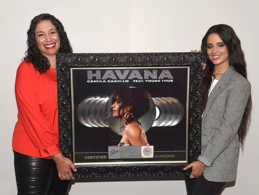 CamilaCharts97's tweet photo. Camila Cabello holding her diamond plaque of "Havana" 🥺💕 https://t.co/GgXWx3u4hw
