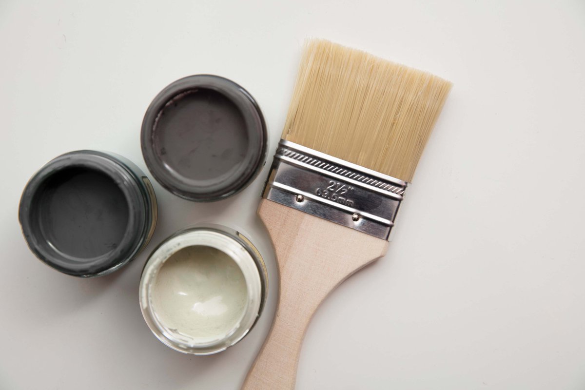 Selectonepaints's tweet photo. The cool and warm undertones of Subway and Evermore in combination with their lighter counterparts, Rand Moon and Sultry Castle make this an ideal scheme for transforming living rooms. Here a refined retreat is created utilizing this month’s range of tinted blacks and shaded grey https://t.co/kUUMsqZqmB