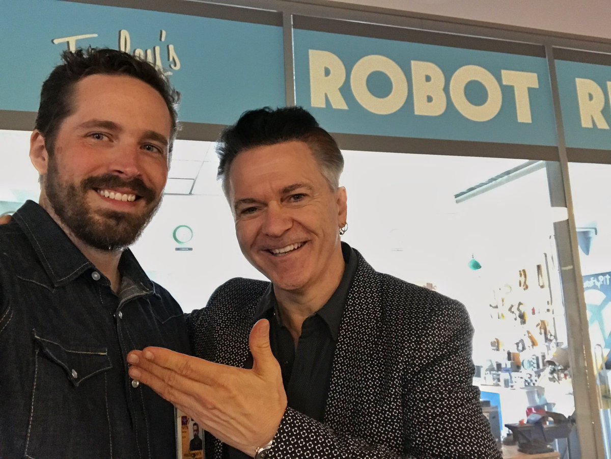 tobyfraley's tweet image. 5 years ago today I was giving Lawrence Gowan of STYX a private tour. He’s been a Robot Repair fan since it’s downtown Pittsburgh incarnation. ☺️ 🎸 ⚡️ 🎹 #livemusic #styx #robotrepair @PITairport @vstpgh @STYXtheBand #pittsburgh