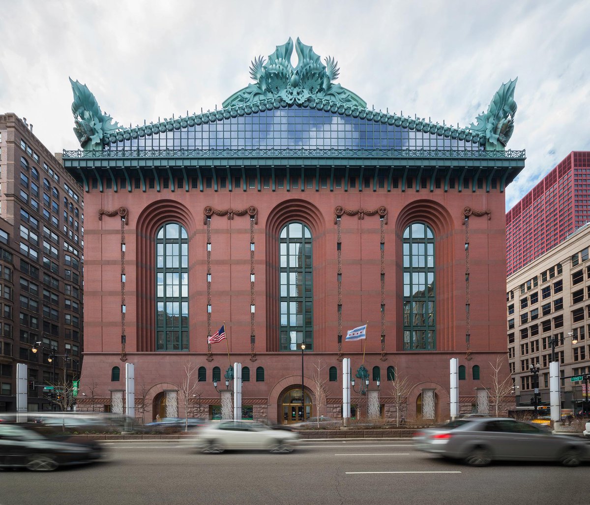 Happy Birthday to our beautiful Harold Washington Library Center! 🎂🎉🙌🎁 30 years ago today, the beautiful building opened at State and Van Buren to serve the entire city of Chicago. Celebrate and learn more about HWLC tonight, or stop by and visit! chipublib.bibliocommons.com/events/6093031…