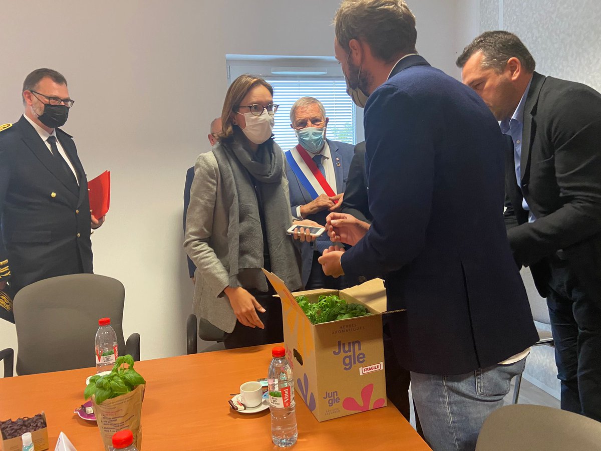 CARCThierry's tweet photo. Visite de la ministre de la Transformation et de la Fonction publiques @AdeMontchalin à #ÉpauxBézu vendredi 1/10 sur la zone d'activités de l'Omois ds l’entreprise #Coredux. Puis table ronde av discussions sur l'économie, le recrutement et les filières stratégiques dans l’#Aisne. https://t.co/5n78abklI8