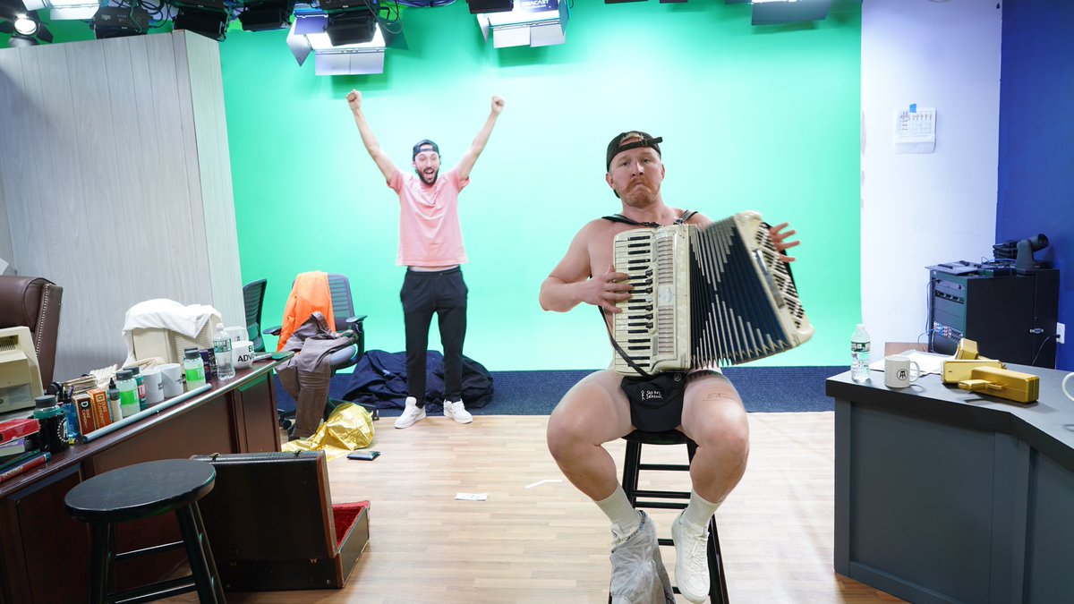 FeitsBarstool's tweet photo. Who wore it better https://t.co/vlqmqvadY3